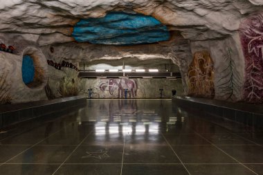 STOCKHOLM, SWEDEN - 09 Mart 2025: Stockholm 'deki Tensta metro istasyonu, yeraltı şebekesinin çeşitli şekillerde sergilenen 90 istasyonundan biridir..