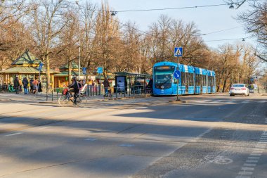 STOCKHOLM, SVEDEN - 08 Mart 2025: Stockholm sokak manzaralı. İsveç 'in başkenti ve en kalabalık şehri geniş bir Baltık Denizi takımadası üzerinde 14 ada ve 50' den fazla köprüyü kapsar.