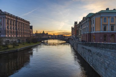 İsveç, Stockholm 'de insanlar dramatik günbatımı gökyüzüne hayranlık duyarlar.