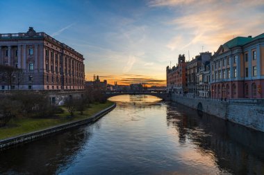 Stockholm, İsveç 'te dramatik gün batımı gökyüzü