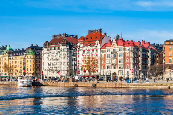 STOCKHOLM, SVEDEN - 08 Mart 2025: Stokholm şehir merkezindeki Norrstrom 'da yabancı bir set görüldü. Strandvagen, kıyı şeridi boyunca kafeler, restoranlar ve lüks otellerle dolu.