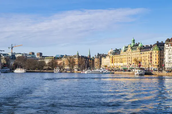 STOCKHOLM, SVEDEN - 08 Mart 2025: Stokholm şehir merkezindeki Norrstrom 'da yabancı bir set görüldü. Strandvagen, kıyı şeridi boyunca kafeler, restoranlar ve lüks otellerle dolu.