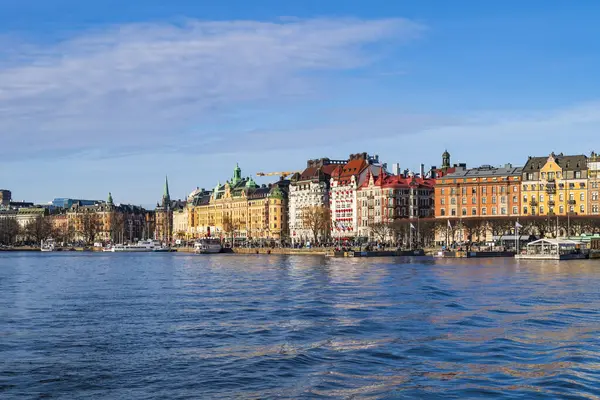 STOCKHOLM, SVEDEN - 08 Mart 2025: Stokholm şehir merkezindeki Norrstrom 'da yabancı bir set görüldü. Strandvagen, kıyı şeridi boyunca kafeler, restoranlar ve lüks otellerle dolu.