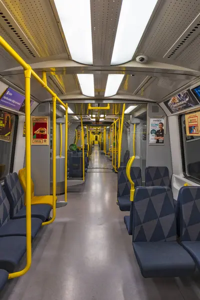 STOCKHOLM, SWEDEN - 09 Mart 2025 Stockholm 'deki boş metro vagonu. Stockholm metrosu Stockholm 'de mavi, kırmızı ve yeşil hatlardan oluşan hızlı bir ulaşım sistemidir..