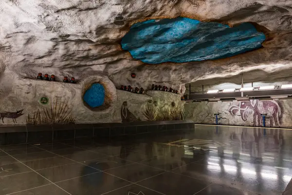 STOCKHOLM, SWEDEN - 09 Mart 2025: Stockholm 'deki Tensta metro istasyonu, yeraltı şebekesinin çeşitli şekillerde sergilenen 90 istasyonundan biridir..