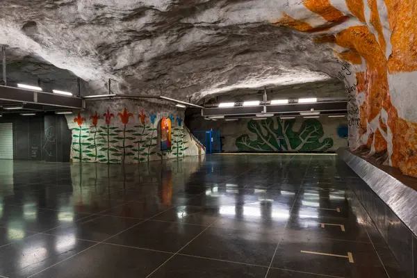 STOCKHOLM, SWEDEN - 09 Mart 2025: Stockholm 'deki Tensta metro istasyonu, yeraltı şebekesinin çeşitli şekillerde sergilenen 90 istasyonundan biridir..