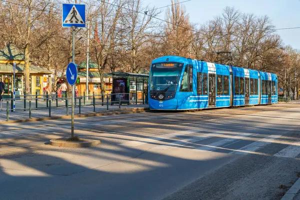 STOCKHOLM, SVEDEN - 08 Mart 2025: Stockholm sokak manzaralı. İsveç 'in başkenti ve en kalabalık şehri geniş bir Baltık Denizi takımadası üzerinde 14 ada ve 50' den fazla köprüyü kapsar.