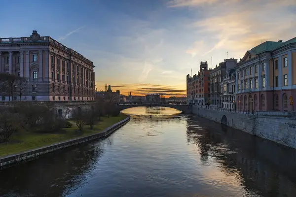 Stockholm, İsveç 'te dramatik gün batımı gökyüzü