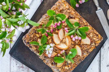 Sağlıklı kahvaltı için ev yapımı yulaf, havuç, elma ve cevizli gözleme. 