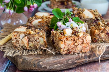 Sağlıklı kahvaltı için ev yapımı yulaf, havuç, elma ve cevizli gözleme. 