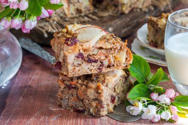 Sağlıklı kahvaltı için ev yapımı yulaf, havuç, elma ve cevizli gözleme. 