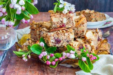 Sağlıklı kahvaltı için ev yapımı yulaf, havuç, elma ve cevizli gözleme. 