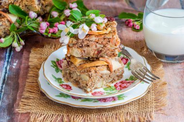 Sağlıklı kahvaltı için ev yapımı yulaf, havuç, elma ve cevizli gözleme. 