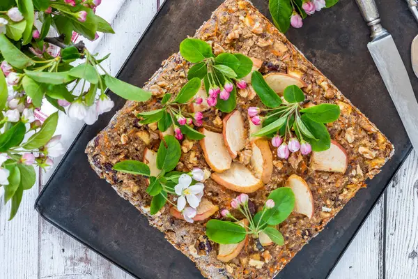 Sağlıklı kahvaltı için ev yapımı yulaf, havuç, elma ve cevizli gözleme. 