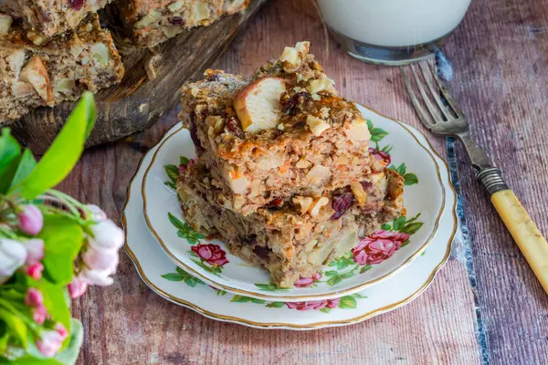 Sağlıklı kahvaltı için ev yapımı yulaf, havuç, elma ve cevizli gözleme. 