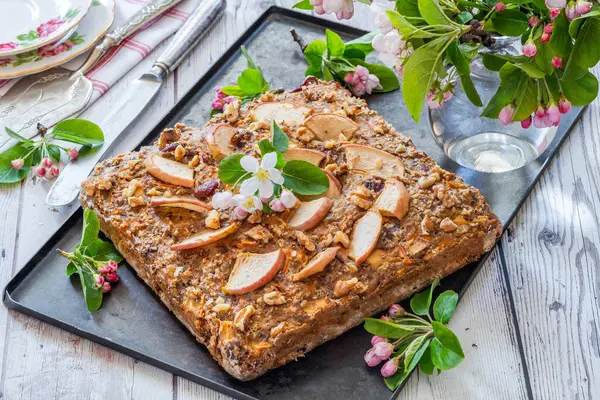 Sağlıklı kahvaltı için ev yapımı yulaf, havuç, elma ve cevizli gözleme. 