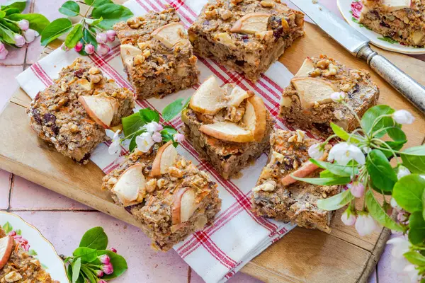 Sağlıklı kahvaltı için ev yapımı yulaf, havuç, elma ve cevizli gözleme. 