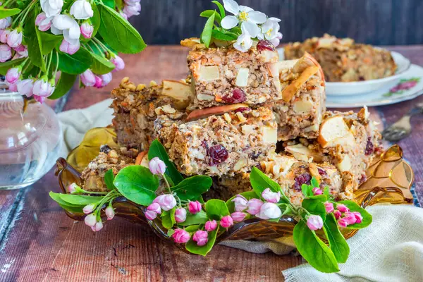 Sağlıklı kahvaltı için ev yapımı yulaf, havuç, elma ve cevizli gözleme. 