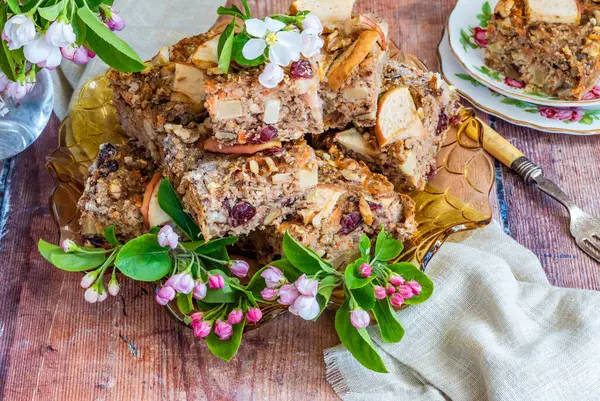 Sağlıklı kahvaltı için ev yapımı yulaf, havuç, elma ve cevizli gözleme. 