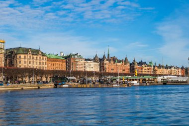 STOCKHOLM, SVEDEN - 08 Mart 2025: Stokholm şehir merkezindeki Norrstrom 'da yabancı bir set görüldü. Strandvagen, kıyı şeridi boyunca kafeler, restoranlar ve lüks otellerle dolu.