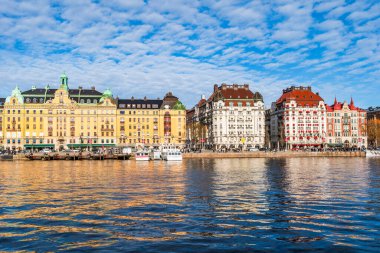 STOCKHOLM, SVEDEN - 08 Mart 2025: Stokholm şehir merkezindeki Norrstrom 'da yabancı bir set görüldü. Strandvagen, kıyı şeridi boyunca kafeler, restoranlar ve lüks otellerle dolu.