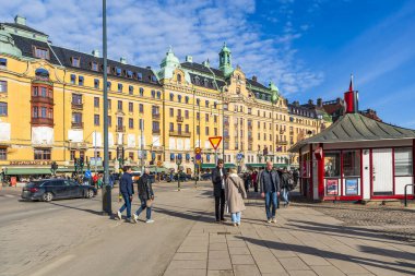 STOCKHOLM, SVEDEN - 08 Mart 2025: Stockholm sokak manzaralı. İsveç 'in başkenti ve en kalabalık şehri geniş bir Baltık Denizi takımadası üzerinde 14 ada ve 50' den fazla köprüyü kapsar.
