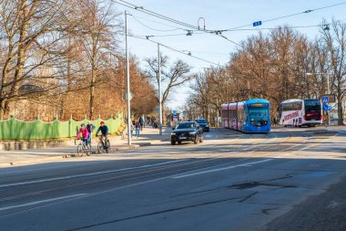 STOCKHOLM, SVEDEN - 08 Mart 2025: Stockholm sokak manzaralı. İsveç 'in başkenti ve en kalabalık şehri geniş bir Baltık Denizi takımadası üzerinde 14 ada ve 50' den fazla köprüyü kapsar.