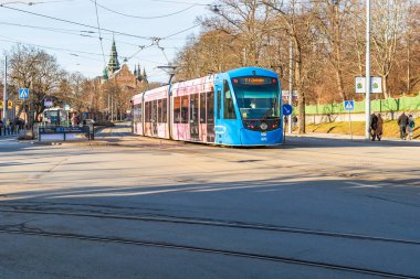 STOCKHOLM, SVEDEN - 08 Mart 2025: Stockholm sokak manzaralı. İsveç 'in başkenti ve en kalabalık şehri geniş bir Baltık Denizi takımadası üzerinde 14 ada ve 50' den fazla köprüyü kapsar.