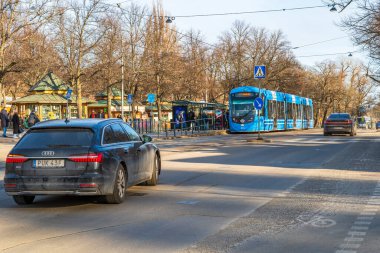 STOCKHOLM, SVEDEN - 08 Mart 2025: Stockholm sokak manzaralı. İsveç 'in başkenti ve en kalabalık şehri geniş bir Baltık Denizi takımadası üzerinde 14 ada ve 50' den fazla köprüyü kapsar.