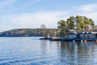 Stockholm takımadasındaki Fjaderholmarna adasının manzarası. İsveç