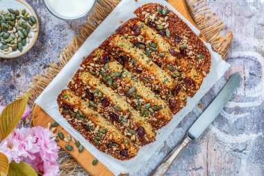 Sağlıklı ev yapımı rulo yulaf, balkabağı ve ayçiçeği tohumlu kahvaltı pastaları.