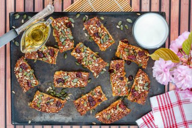Sağlıklı ev yapımı rulo yulaf, balkabağı ve ayçiçeği tohumlu kahvaltı pastaları.