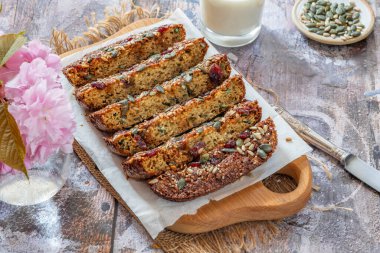 Sağlıklı ev yapımı rulo yulaf, balkabağı ve ayçiçeği tohumlu kahvaltı pastaları.