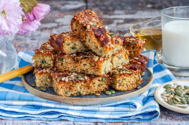 Sağlıklı ev yapımı rulo yulaf, balkabağı ve ayçiçeği tohumlu kahvaltı pastaları.