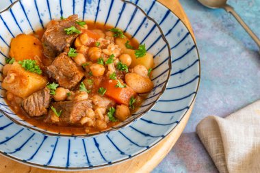 Cholent - geleneksel yavaş pişmiş yahudi güveci biftek, tereyağlı fasulye, nohut, inci arpa ve kök sebze