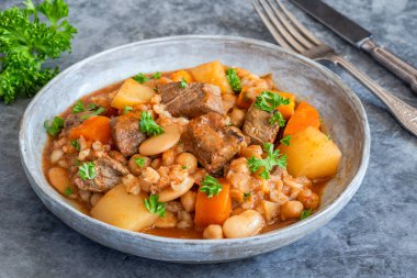 Cholent - geleneksel yavaş pişmiş yahudi güveci biftek, tereyağlı fasulye, nohut, inci arpa ve kök sebze