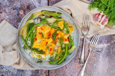 Zencefil ve morina, yeşil fasulye ve pilav.