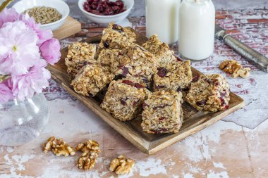 Yuvarlak yulaf, fındık, kuru kızılcık ve baldan yapılmış ev yapımı kahvaltı çubukları.