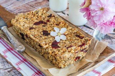 Yuvarlak yulaf, fındık, kuru kızılcık ve baldan yapılmış ev yapımı kahvaltı çubukları.