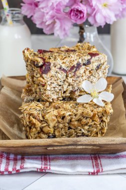 Yuvarlak yulaf, fındık, kuru kızılcık ve baldan yapılmış ev yapımı kahvaltı çubukları.