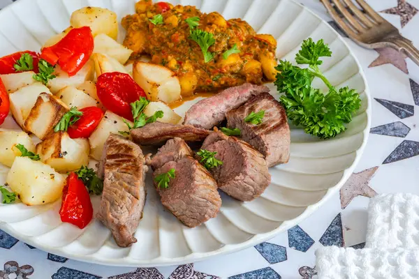 Biber soslu kuzu eti ve kızarmış patates.