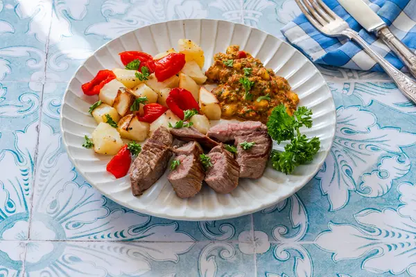 Biber soslu kuzu eti ve kızarmış patates.