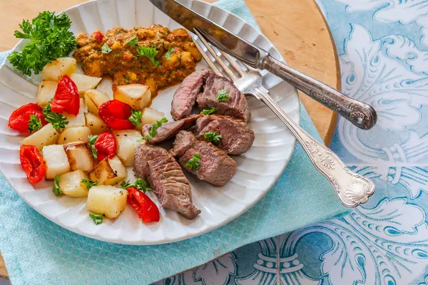 Biber soslu kuzu eti ve kızarmış patates.