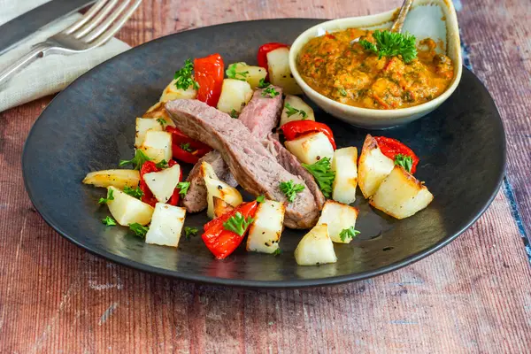 Biber soslu kuzu eti ve kızarmış patates.