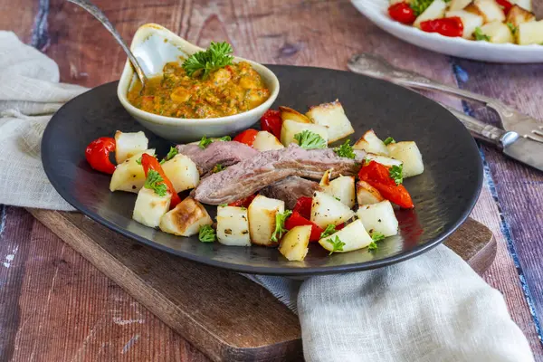 Biber soslu kuzu eti ve kızarmış patates.