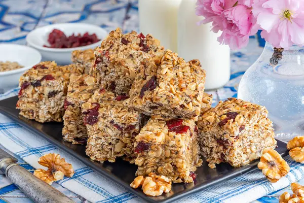 Yuvarlak yulaf, fındık, kuru kızılcık ve baldan yapılmış ev yapımı kahvaltı çubukları.