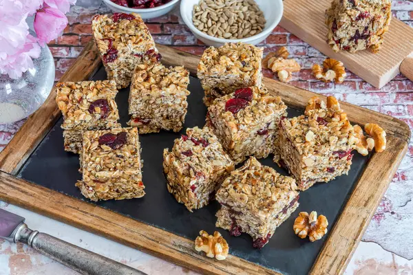 Yuvarlak yulaf, fındık, kuru kızılcık ve baldan yapılmış ev yapımı kahvaltı çubukları.