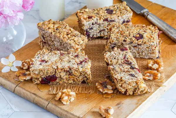 Yuvarlak yulaf, fındık, kuru kızılcık ve baldan yapılmış ev yapımı kahvaltı çubukları.