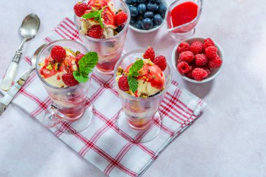 Knickerbocker ihtişamı - katmanlı dondurma ve taze meyve.