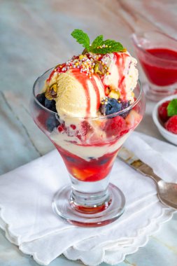 Knickerbocker ihtişamı - katmanlı dondurma ve taze meyve.